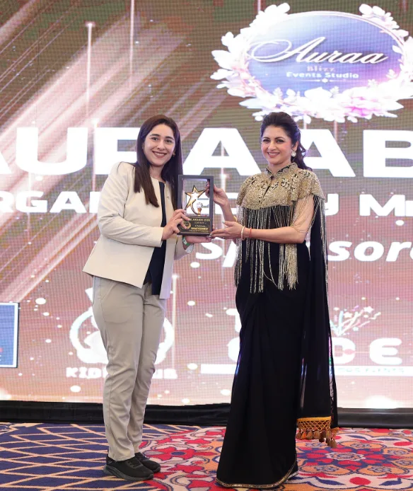 Dr. Prerna receiving an award from Bhagyashree
